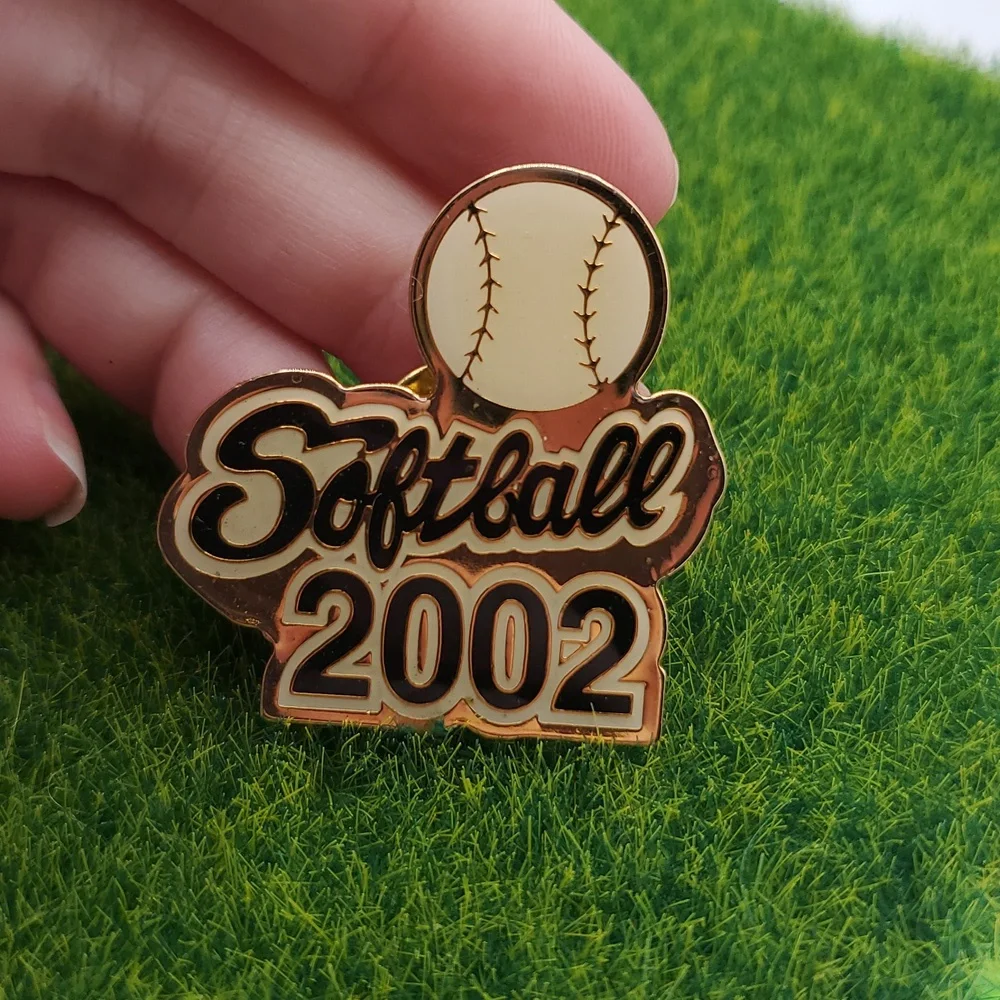 Softball 2002 Enamel Pin B451 Collectible Vintage - Picture 2 of 4